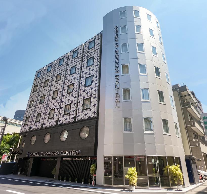 大阪Hotel S-Presso Central的酒店前方的 ⁇ 染,挤压了哥文塔尼