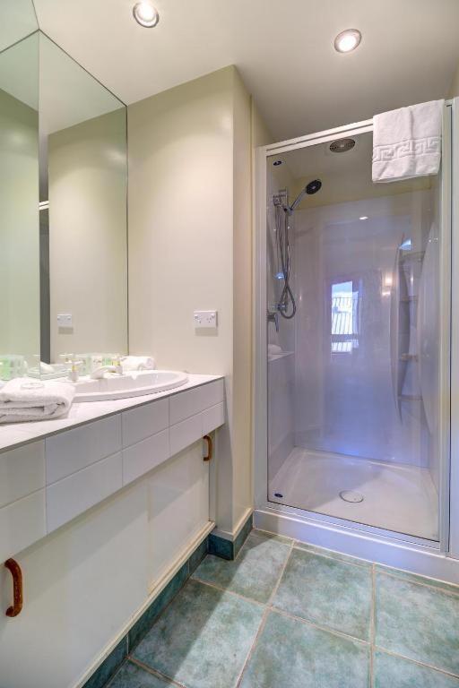 Lakefront Apartments,18 LAKE ESPLANADE ROAD - Resim 14