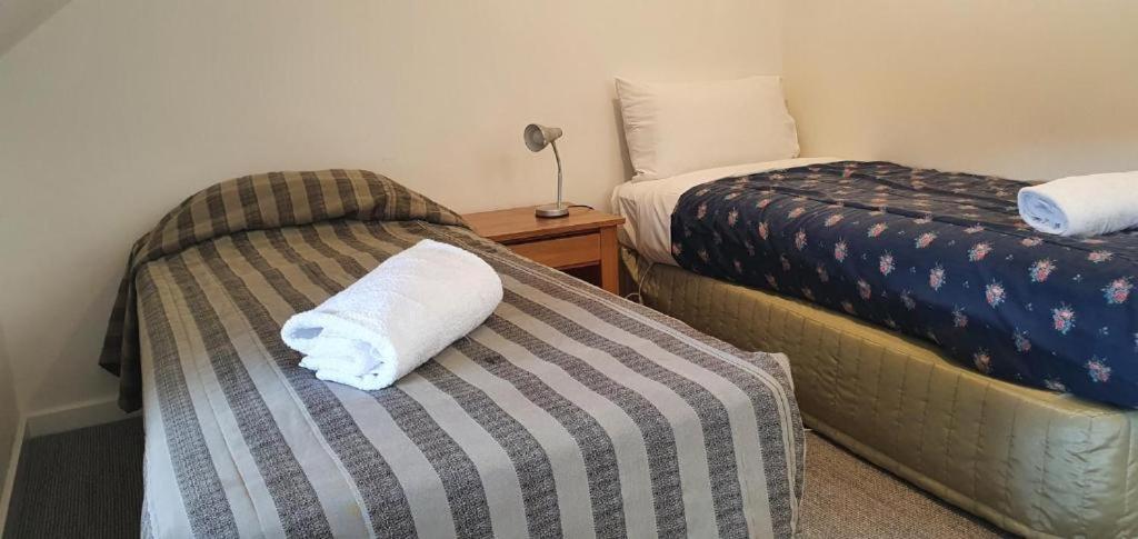 Postel nebo postele na pokoji v ubytování Lakefront Apartments,18 LAKE ESPLANADE ROAD
