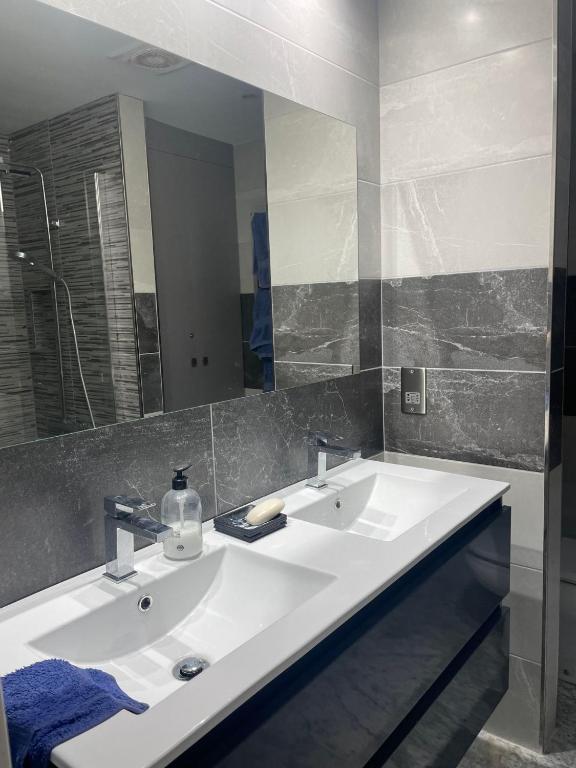Fotografia z galérie ubytovania Spacious Ground Floor Luxury Apartment with underground parking v destinácii Castillo de Sabinillas