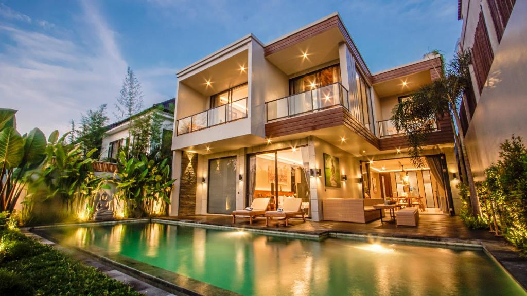 ein Haus mit Pool davor in der Unterkunft Chiama Sun Bali - Private Luxury Villa in Dalung