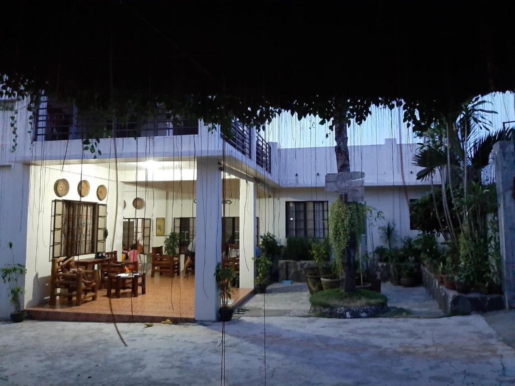 ein Gebäude mit einem Tisch und Stühlen im Innenhof in der Unterkunft Sanctuary Transient House in Bacolod City