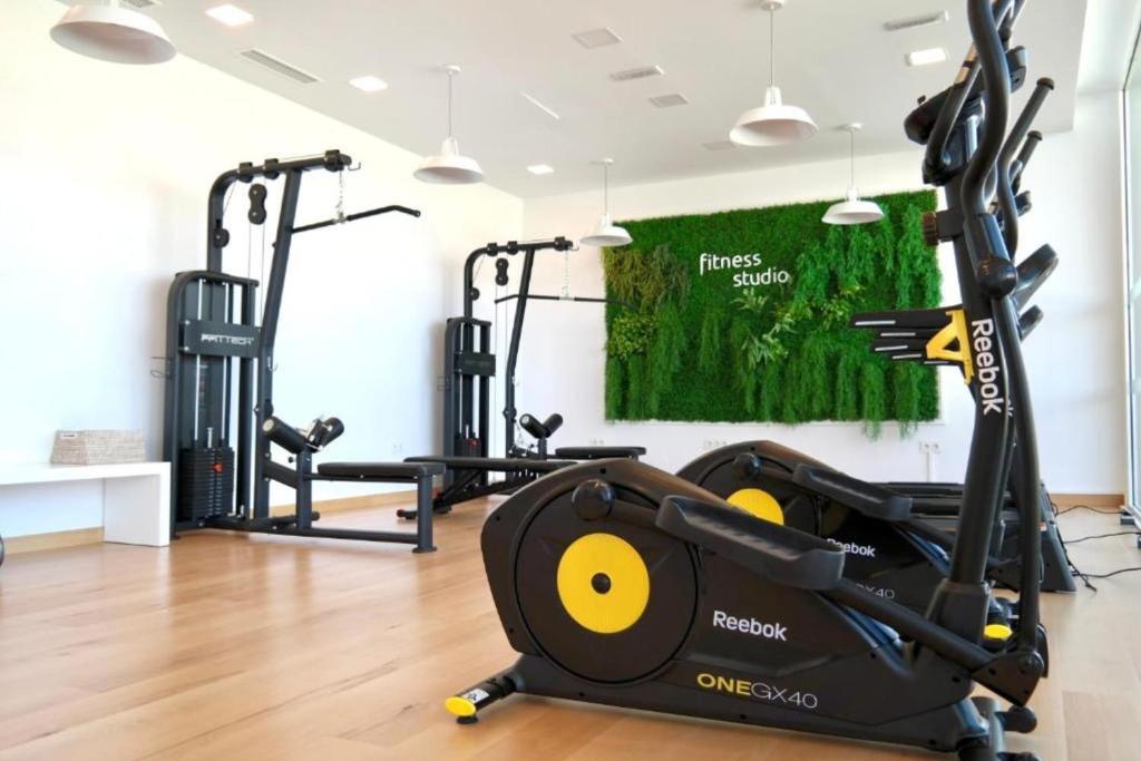 Phòng/tiện nghi tập thể dục tại Casa Banderas spa piscines padel sport barbecue cascades et vue mer