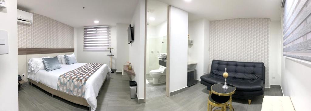 Postel nebo postele na pokoji v ubytování Seven Inn Hotel