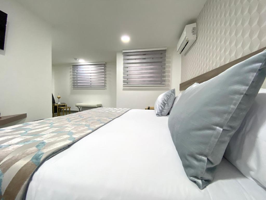 Postel nebo postele na pokoji v ubytování Seven Inn Hotel
