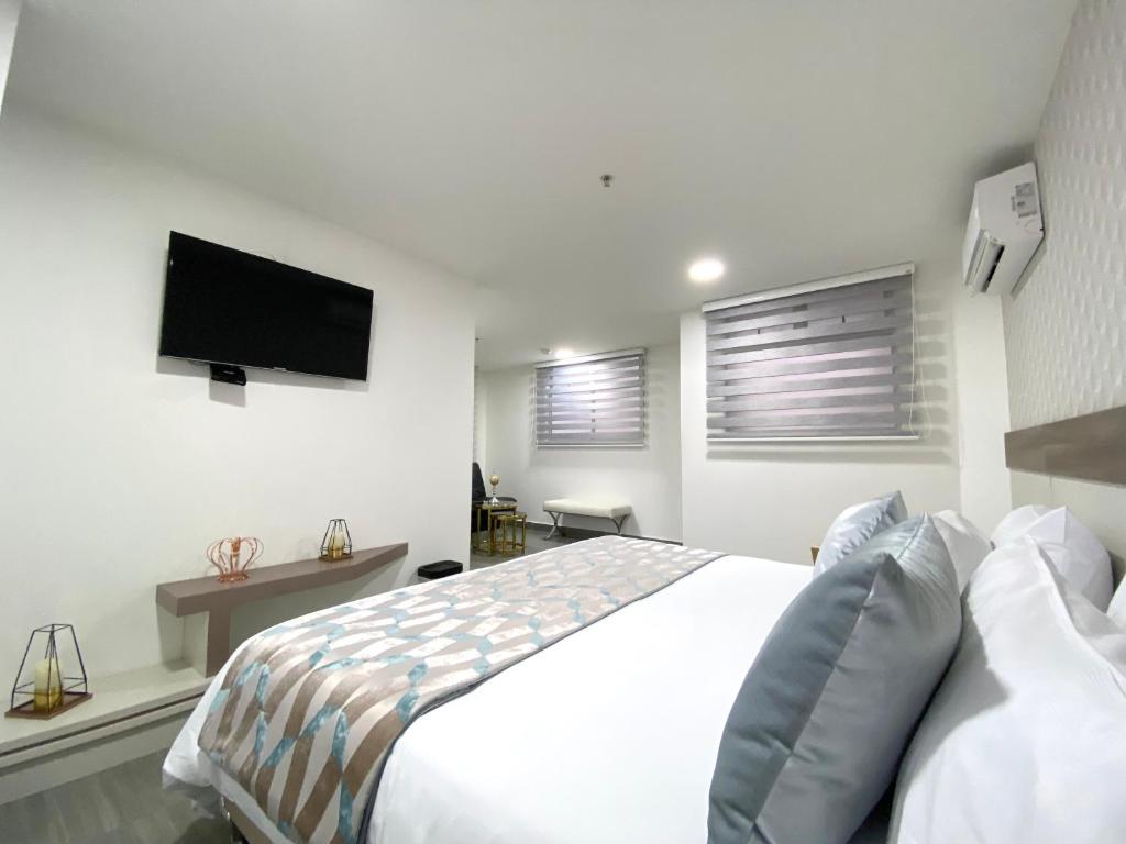 Postel nebo postele na pokoji v ubytování Seven Inn Hotel