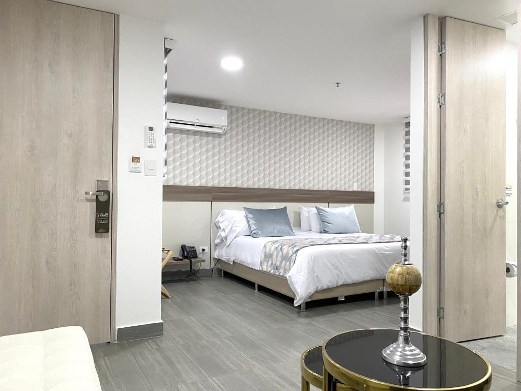 Postel nebo postele na pokoji v ubytování Seven Inn Hotel