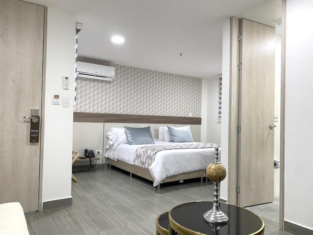 Postel nebo postele na pokoji v ubytování Seven Inn Hotel