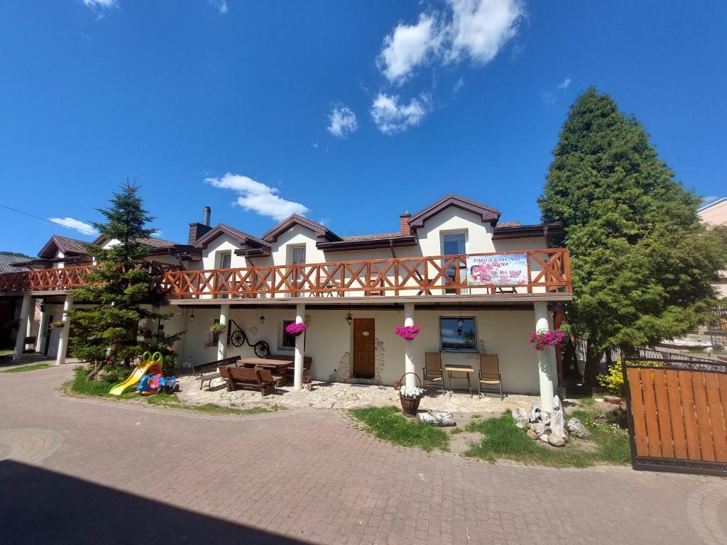ein Haus mit einer Terrasse darüber in der Unterkunft Pokoje Gościnne "Justyna" in Kroczyce