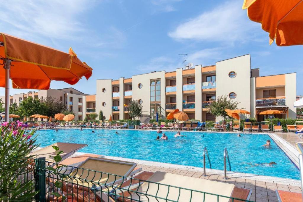 The swimming pool at or close to Villaggio ai Ginepri - Agenzia Cocal