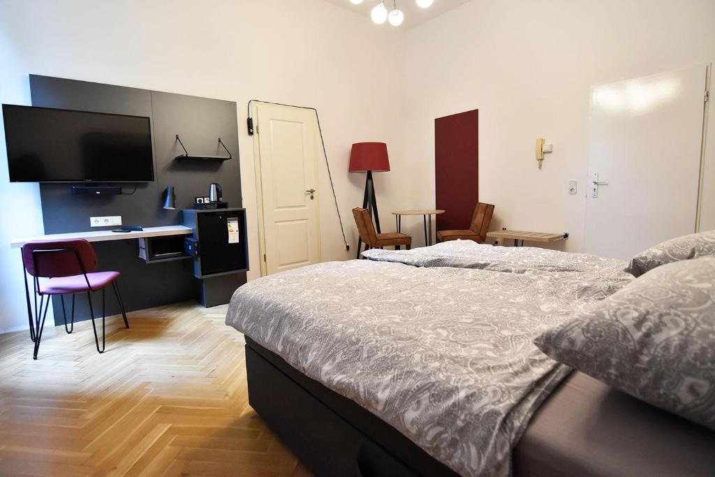 1 dormitorio con 1 cama y escritorio con ordenador en one room apartment in Köln, en Colonia
