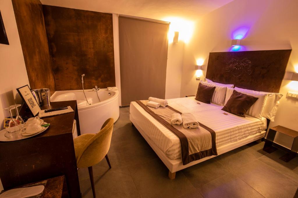 
Queen Room with Spa Bath
