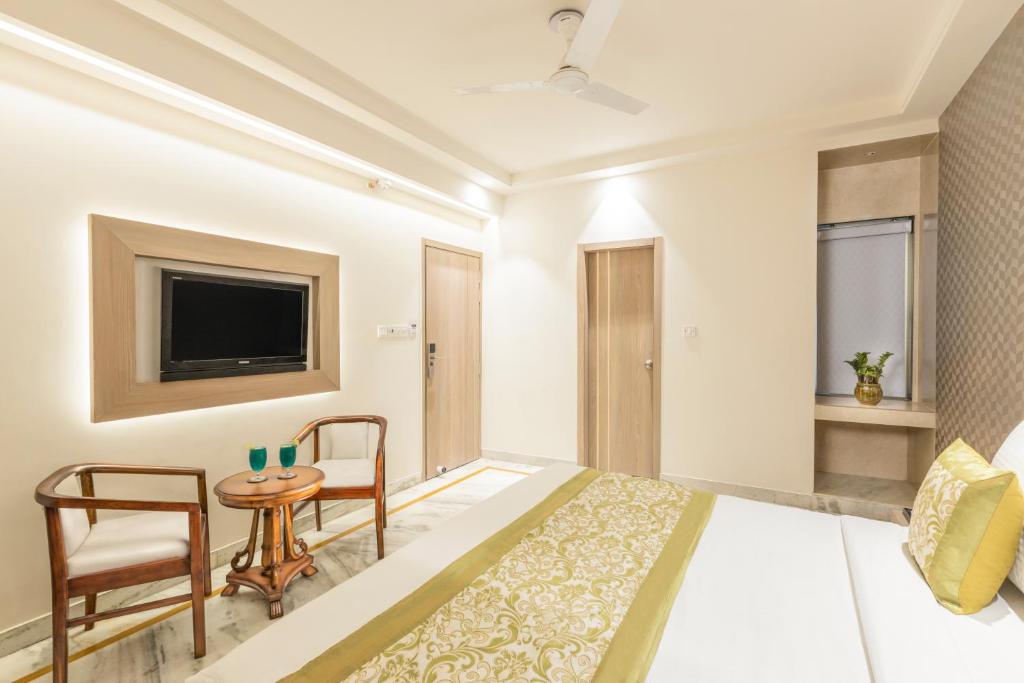 TV a/nebo společenská místnost v ubytování Hotel Star By Star Group- Near Delhi Airport