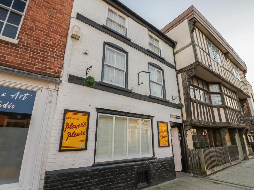 un edificio en la esquina de una calle en Burrows Court en Tewkesbury