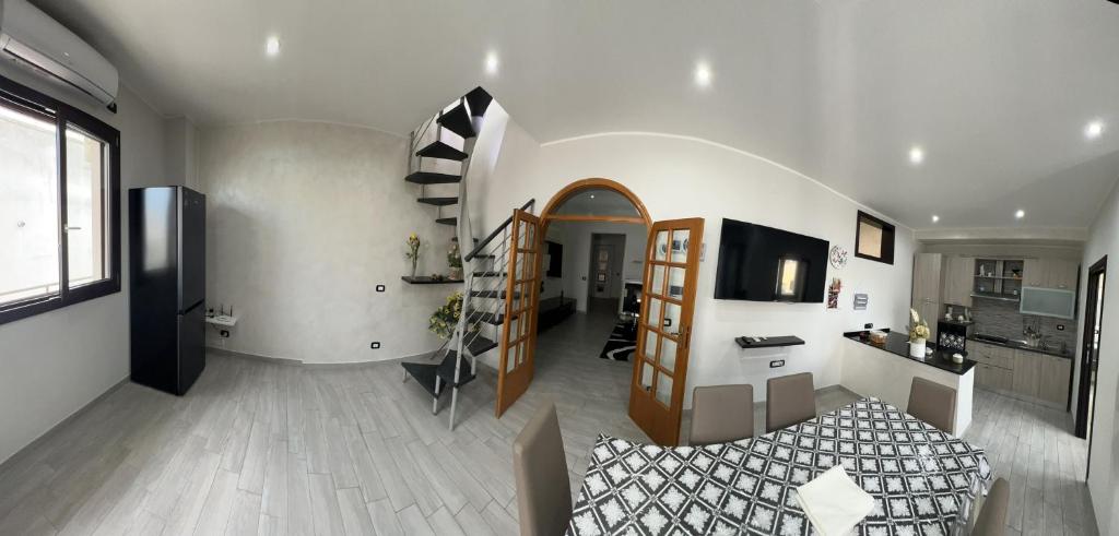salon ze spiralnymi schodami i kuchnią w obiekcie CASA DI KEKKO w mieście Mesagne