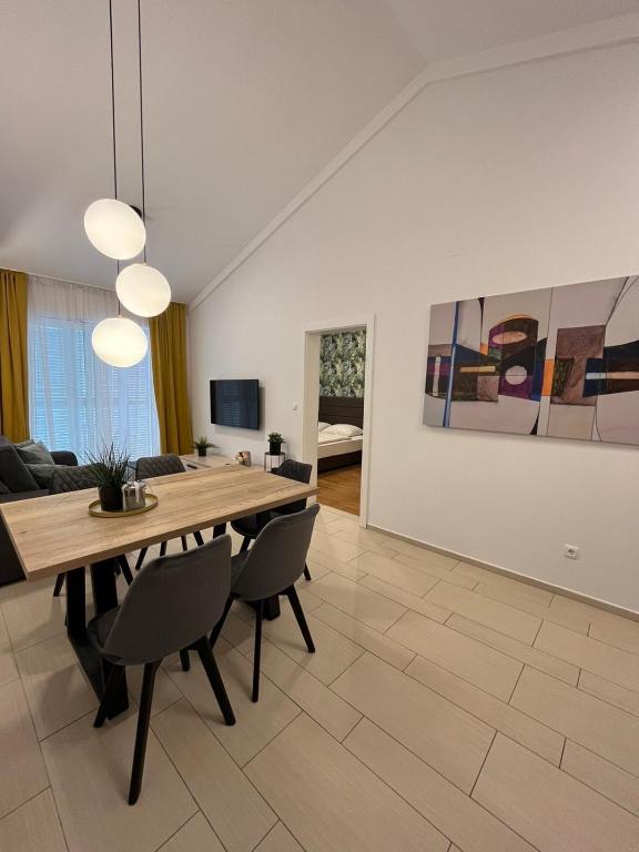 TV a/nebo společenská místnost v ubytování Apartments Jadranka