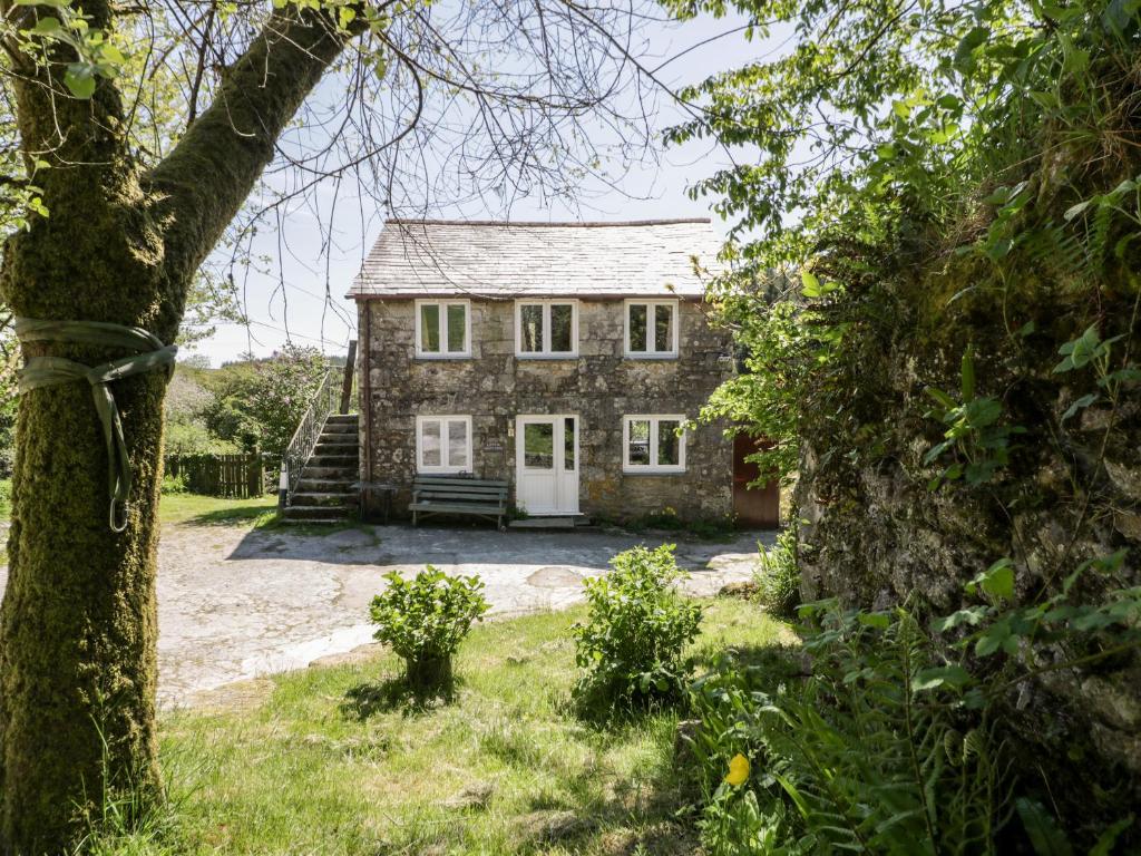 an old stone house in the middle of a yard at Little Trespettigue in Launceston