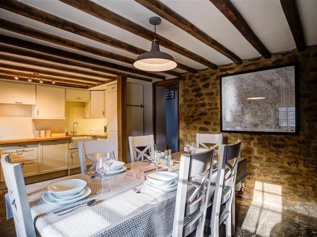 Kuchyň nebo kuchyňský kout v ubytování Hollytree Cottage