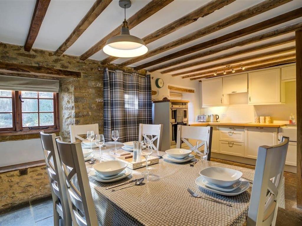 Kuchyň nebo kuchyňský kout v ubytování Hollytree Cottage