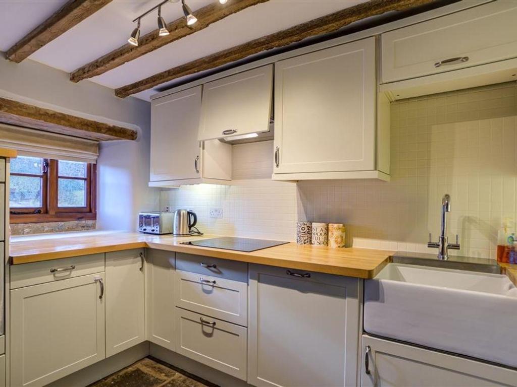Kuchyň nebo kuchyňský kout v ubytování Hollytree Cottage