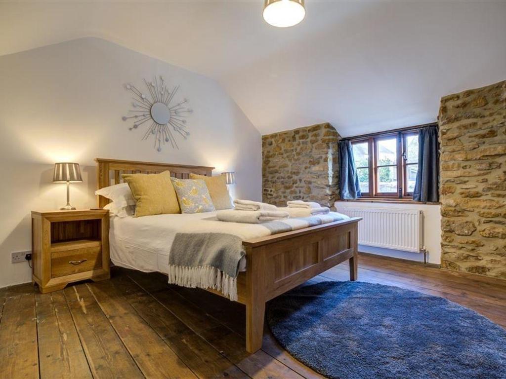 Postel nebo postele na pokoji v ubytování Hollytree Cottage