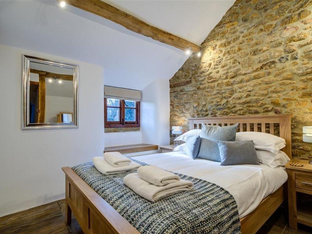 Postel nebo postele na pokoji v ubytování Hollytree Cottage