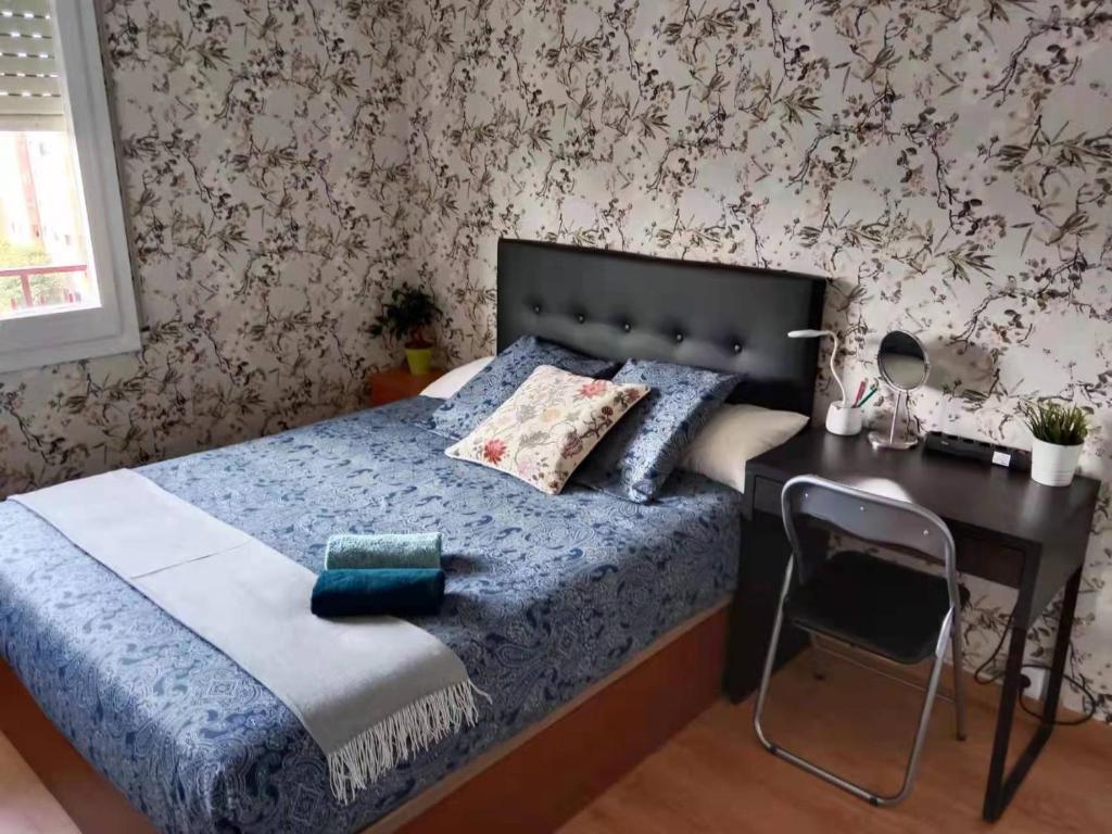 バルセロナにあるApartament Sagrada Familiaのベッドルーム1室(ベッド1台、デスク、椅子付)