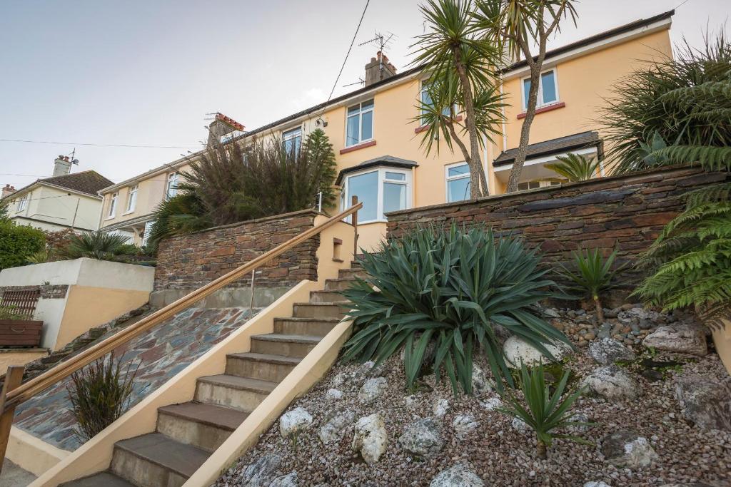 un conjunto de escaleras delante de una casa en Home en Salcombe