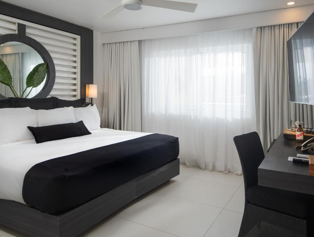 Postel nebo postele na pokoji v ubytování S Hotel Montego Bay - Luxury Boutique All-Inclusive Hotel