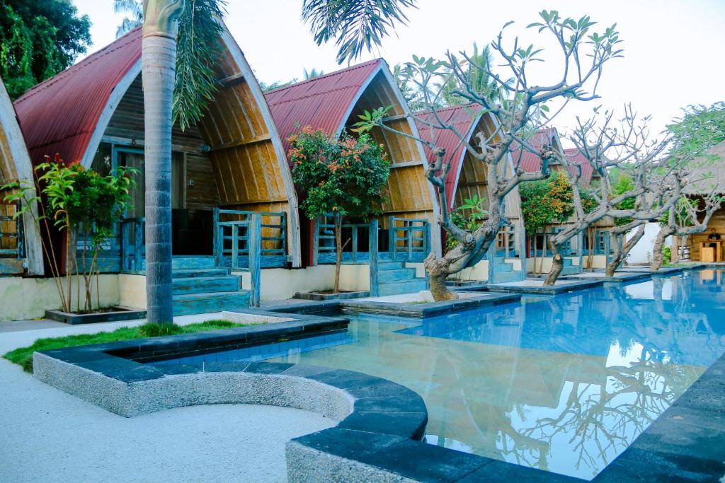 een resort met een zwembad voor een gebouw bij Gili Kulemba Bungalow in Gili Trawangan