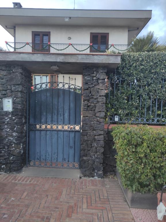 um portão em frente a uma casa em I capricci dell'etna 4 di Puglisi em Mascalucia