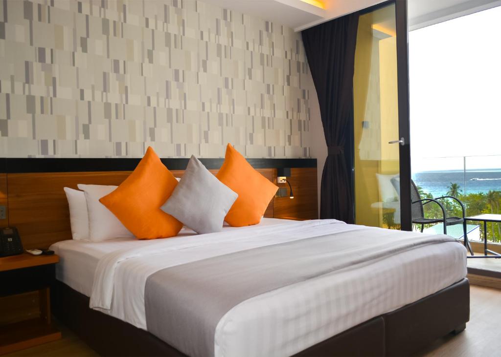 Postel nebo postele na pokoji v ubytování Triton Prestige Seaview and Spa