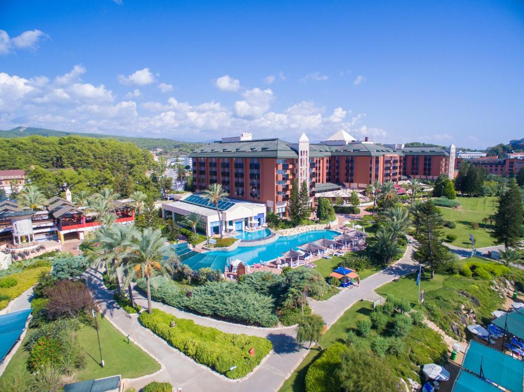 vista aerea di un resort con piscina di AQI Pegasos Resort ad Avsallar