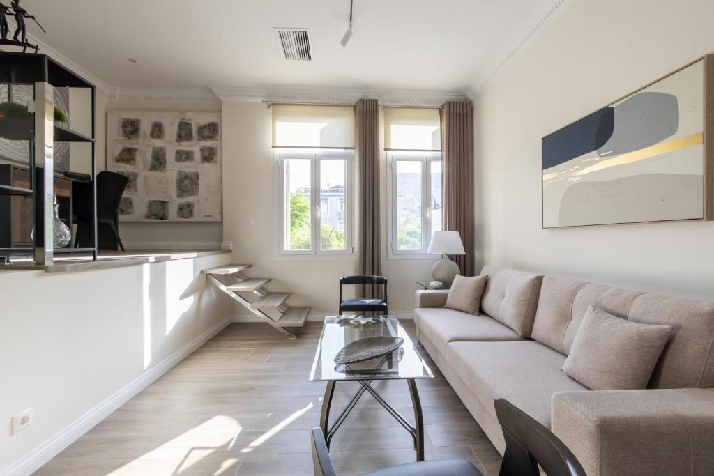 Posedenie v ubytovaní Ancient Athens Great Apt Home Office Acropolis View