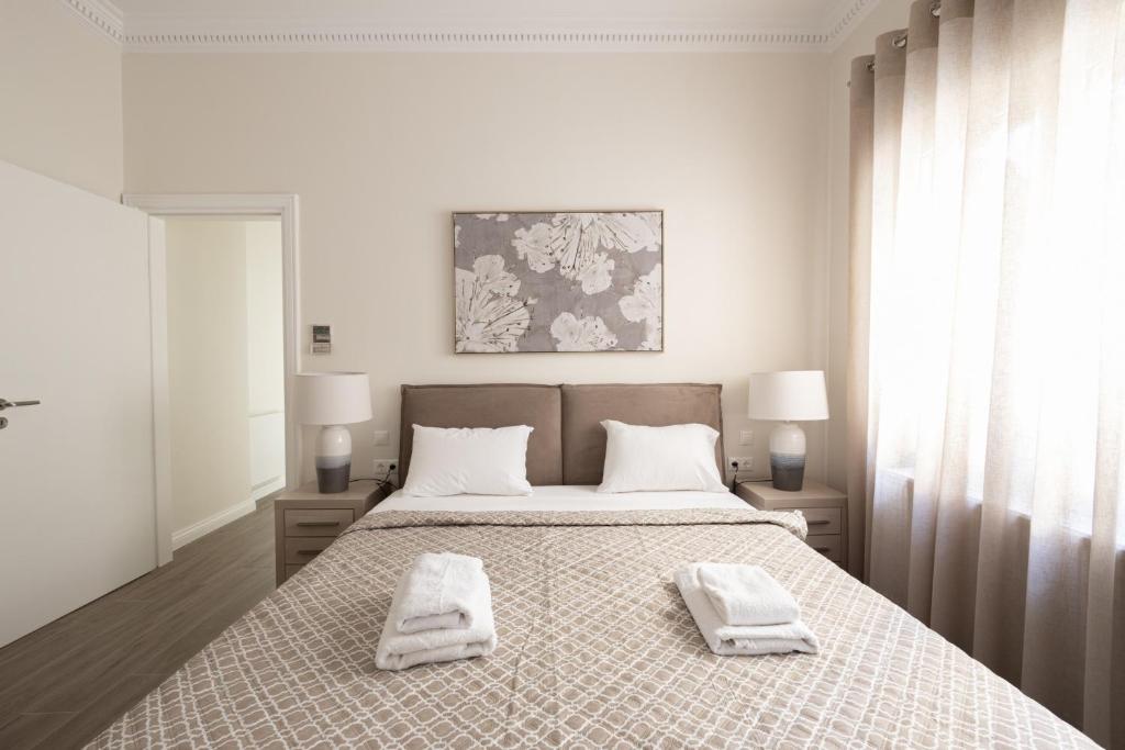 Posteľ alebo postele v izbe v ubytovaní Ancient Athens Great Apt Home Office Acropolis View