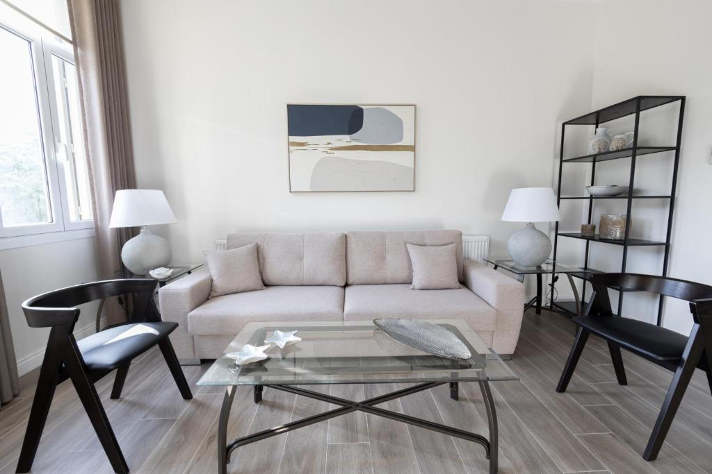Posedenie v ubytovaní Ancient Athens Great Apt Home Office Acropolis View