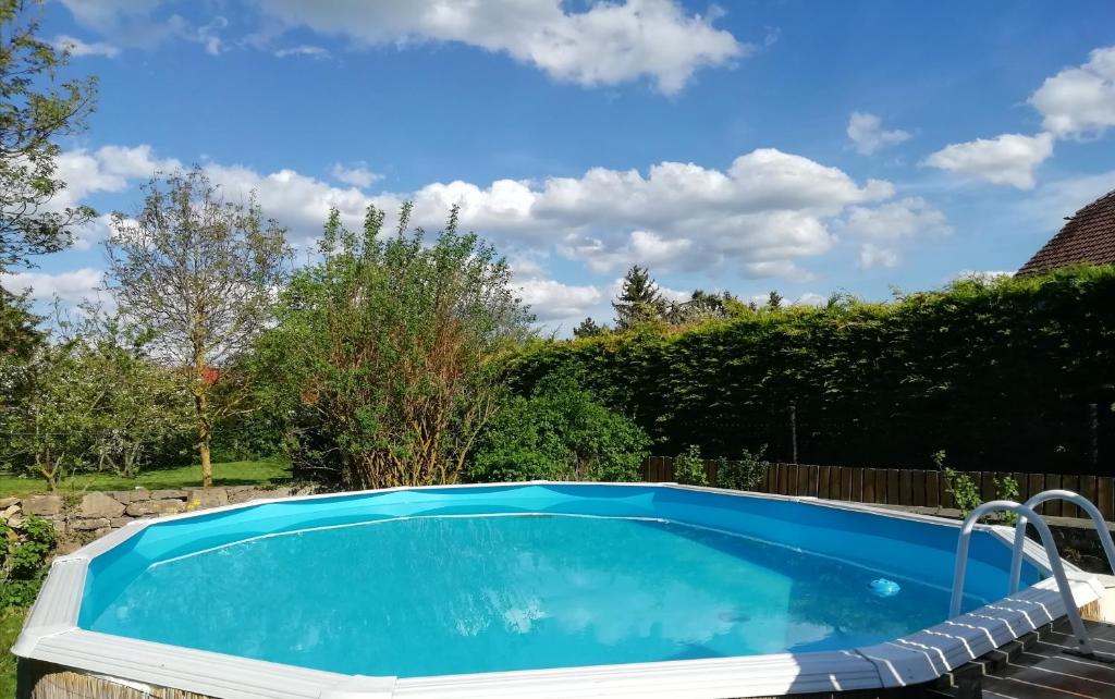 a swimming pool in a garden with a blue pool at Ferienwohnung Nico in Stadtilm