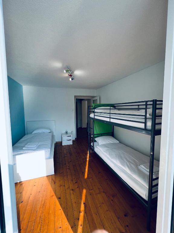 Postel nebo postele na pokoji v ubytování Brissago Lake Apartment