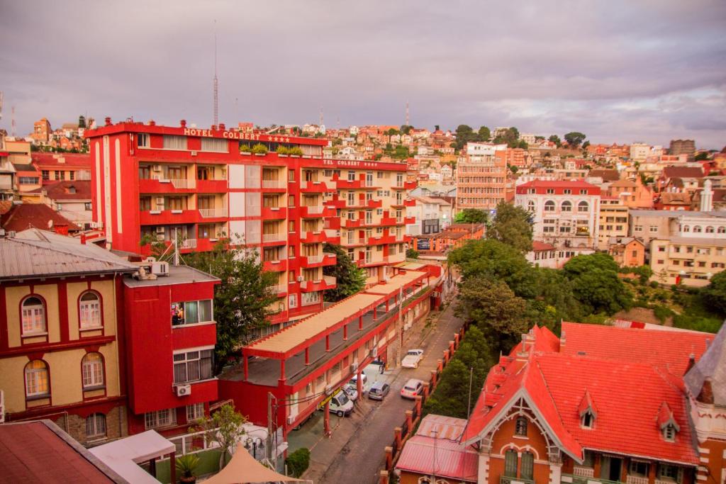 una vista aérea de una ciudad con edificios rojos en Hôtel Colbert - Spa & Casino, en Antananarivo