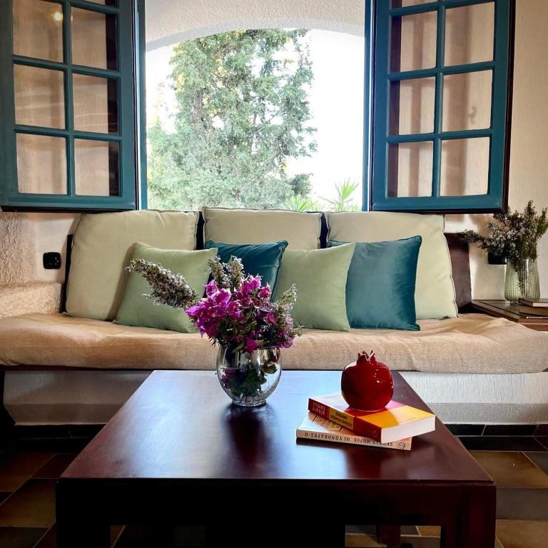 A seating area at Villa Velissarios: wonderful villa next to beach