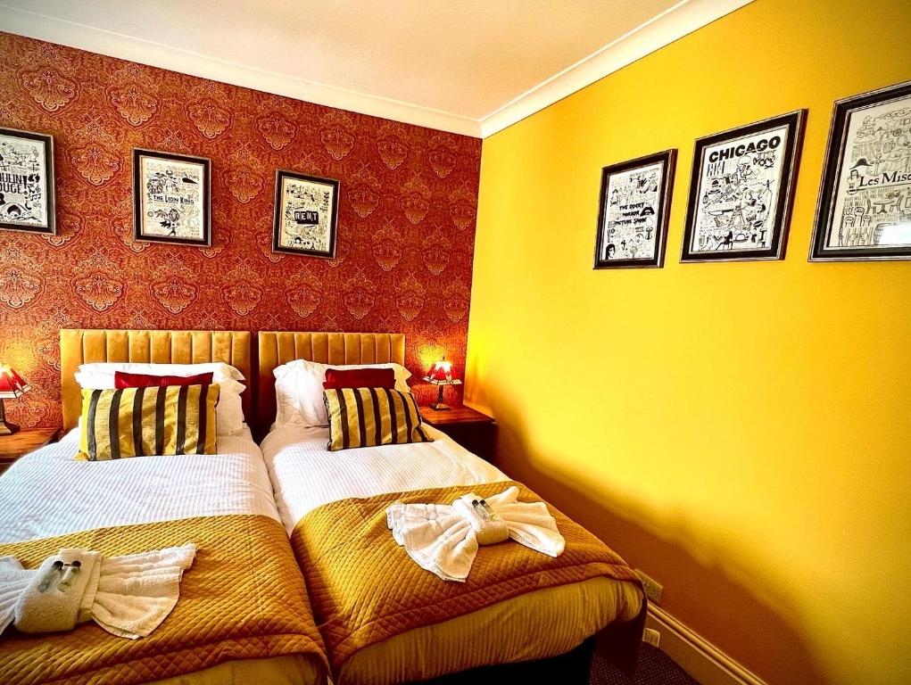 McGraths Hotel & Public Bar - Resim 34