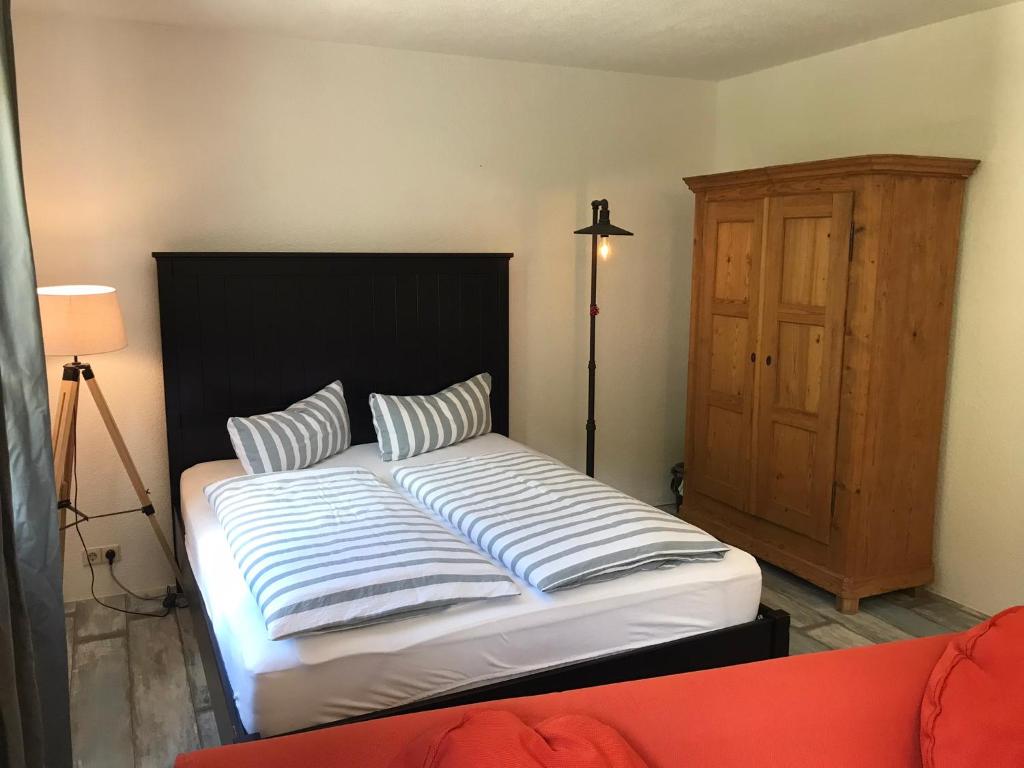 Postel nebo postele na pokoji v ubytování Self-check-in zentrale Fewos in Triberg - Nah am Wasserfall -