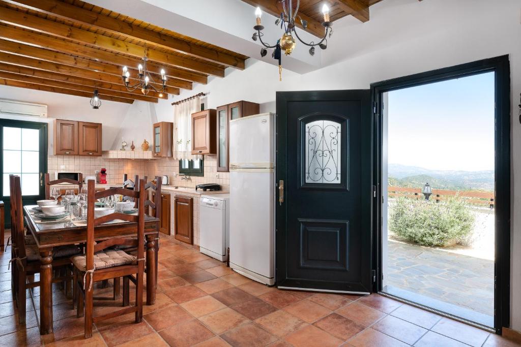 uma cozinha com uma mesa e uma porta preta em Pure Nature Cottage em Láerma
