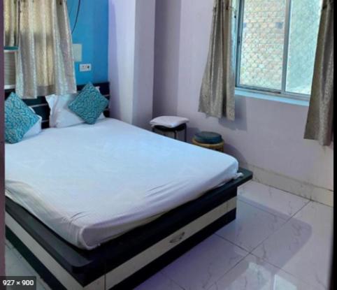 Ένα ή περισσότερα κρεβάτια σε δωμάτιο στο Hotel Yuvraj Grand By WB Inn