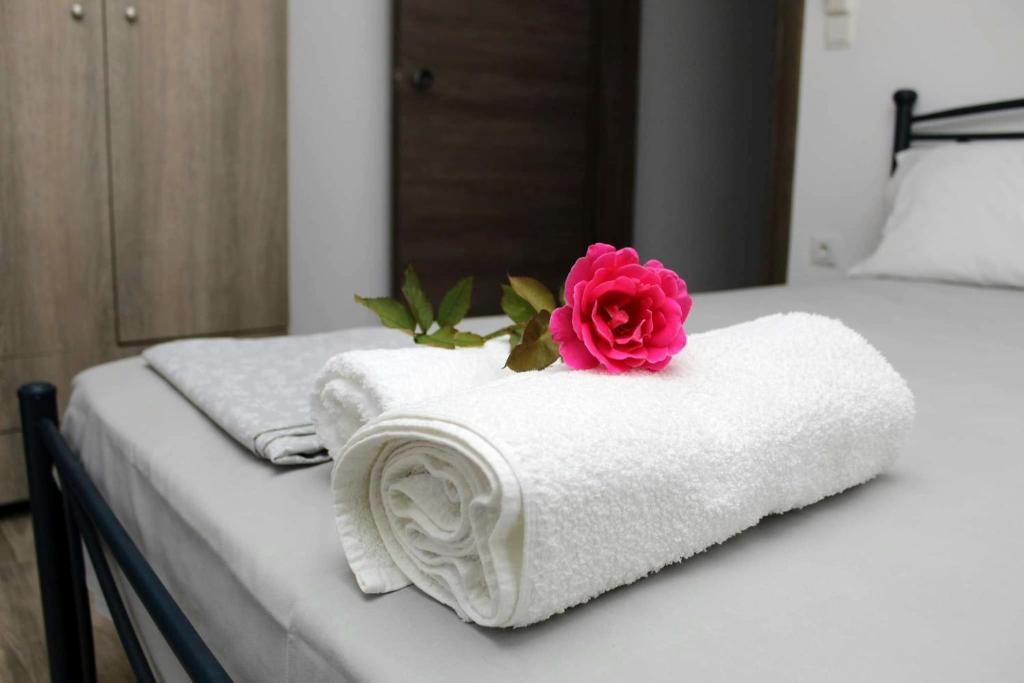 A bed or beds in a room at Villa Giannis 2