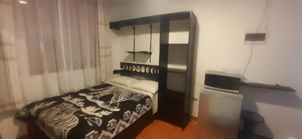 um quarto com uma cama com uma fotografia de um homem em Acojedor em Lima