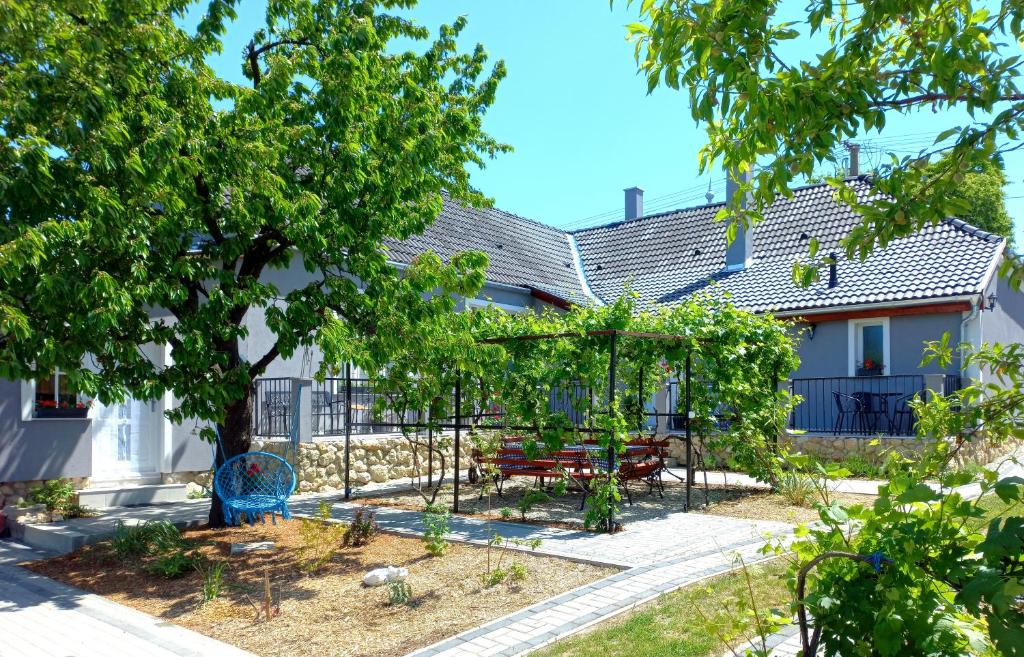 um jardim em frente a uma casa em Blanka Villa Wellness Home em Bakonyszentlászló