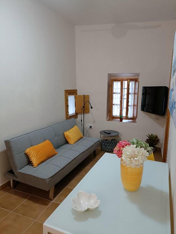 A television and/or entertainment centre at Casa AMALFi, Coqueta casa Centro histórico de Vejer