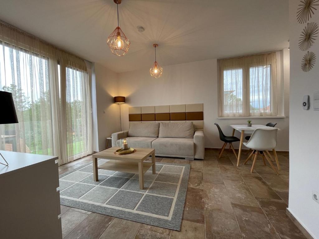 巴拉頓萊萊的住宿－Bárdo Apartman，客厅配有沙发和桌子