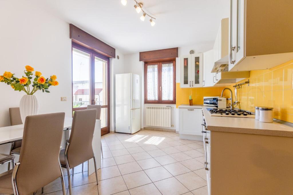 Kuchnia lub aneks kuchenny w obiekcie Roomy Apartment with Terrace & Parking